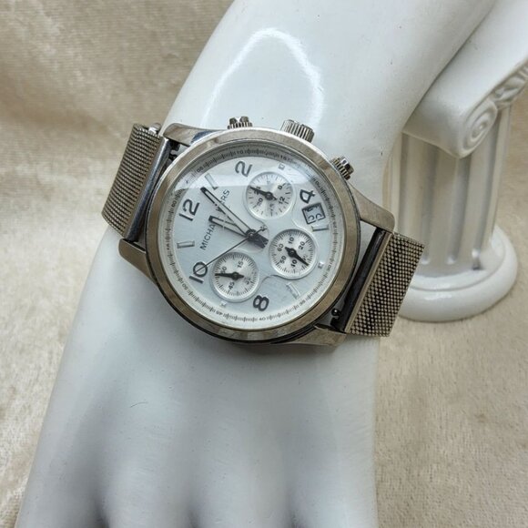 Michael Kors MK5076 Runway Silver Dial Stainless Steel Chronograph Women's Watch - Picture 1 of 6